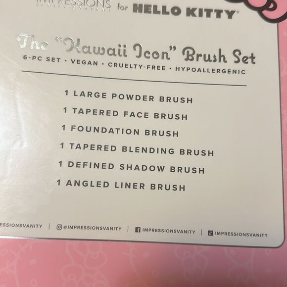 HELLO KITTY/CREME BEAUTY BUNDLE - Picture 4 of 10
